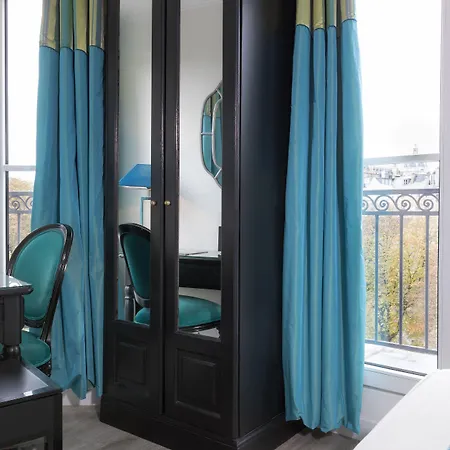 Cluny Square Hotel