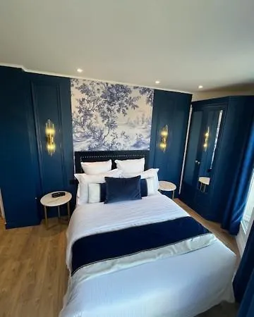 Cluny Square Hotel