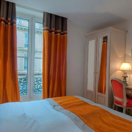 Cluny Square Hotel 3*