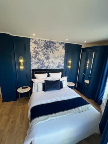 Cluny Square Hotel